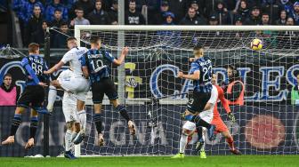 Bek Atalanta Berat Djimsiti mencetak gol sundulan ke gawang Inter Milan selama pertandingan sepak bola Serie A Italia Atalanta melawan Inter Milan di Stadion Azzuri d'Italia, Bergamo, Italia, Minggu (11/11). [AFP/Miguel MEDINA]