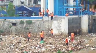 Sehari, Total Sampah di Pintu Air Manggarai Bisa Capai 70 Truk