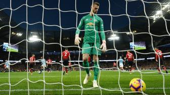 
Ekspresi Penjaga gawang Manchester United David de Gea usai gawangnya dibobol oleh pemain Manchester City saat pertandingan sepak bola Liga Inggris antara Manchester City melawan Manchester United di Etihad Stadium, Manchester, Inggris, Minggu (11/11). [AFP/OLI SCARFF]