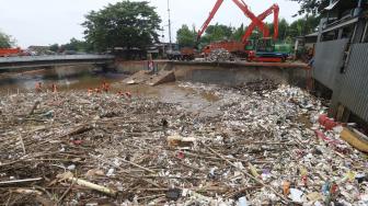 Sampah Menumpuk di Pintu Air Manggarai