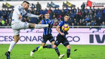 Mauro Icardi melakukan tendangan ke gawang Atalanta selama pertandingan sepak bola Serie A Italia Atalanta melawan Inter Milan di Stadion Azzuri d'Italia, Bergamo, Italia, Minggu (11/11). [AFP/Miguel MEDINA]