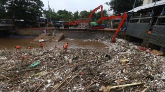 Sampah Jadi 'Hantu' Menakutkan di Pintu Air Manggarai, Kenapa?