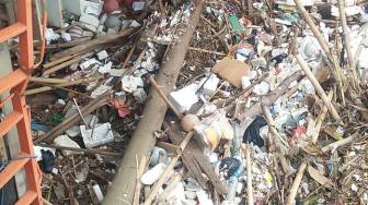 Pemandangan Sampah di Pintu Air Manggarai, Diduga Kiriman Bogor