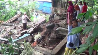 Tembok Pembatas Roboh, Puluhan Jenazah Keluar dari Kuburan di TPU Sirnaraga Bandung