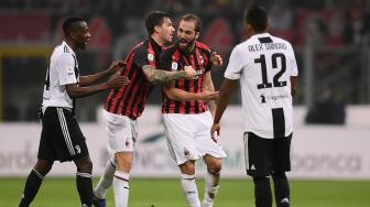 Gonzalo Higuain bereaksi setelah menerima kartu merah selama pertandingan sepak bola Serie A Italia AC Milan melawan Juventus di Stadion San Siro, Milan, Italia, Senin (12/11). [AFP/Marco BERTORELLO]