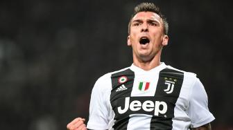 Mario Mandzukic merayakan golnya setelah mencetak gol ke gawang Ac Milan selama pertandingan sepak bola Serie A Italia AC Milan melawan Juventus di Stadion San Siro, Milan, Italia, Senin (12/11). [AFP/Miguel MEDINA]