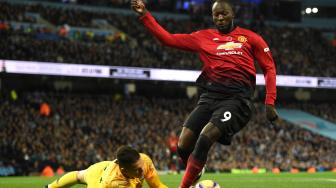 Penjaga gawang Manchester City Ederson menghentikan striker Manchester United Romelu Lukaku selama pertandingan sepak bola Liga Inggris antara Manchester City melawan Manchester United di Etihad Stadium, Manchester, Inggris, Minggu (11/11). [AFP/Oli SCARFF] 