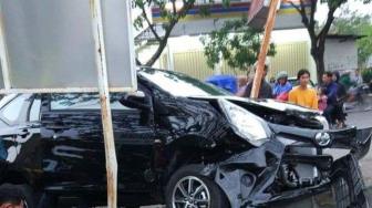 Emak-emak Belajar Nyetir Tabrak Mobil, Pemotor, dan Markas Polisi