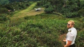 Menegangkan, Pilot Ganteng Terbangkan Pesawat Lewati Pegunungan Papua