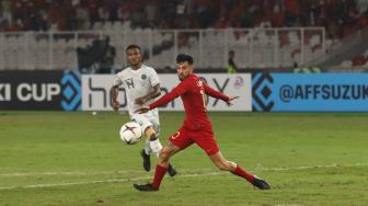 Pesepak bola Indonesia Stefano Lilipaly berebut bola dengan pesebak bola Timor Leste saat laga lanjutan Piala AFF 2018 di Stadion Utama Gelora Bung Karno, Jakarta, Selasa (13/11). [Suara.com/Muhaimin A Untung]