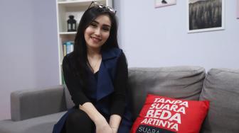 Artis Ayu Ting Ting berpose saat berkunjung di kantor Redaksi Suara.com, Jakarta, Selasa (13/11). [Suara.com/Muhaimin A Untung]