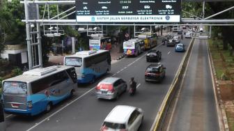 Sejumlah kendaraan melintas di bawah alat electronic road pricing (ERP) di Jalan Medan Merdeka Barat, Jakarta, Rabu (14/11). [Suara.com/Muhaimin A Untung]