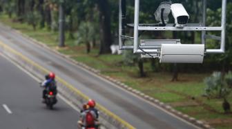 Sejumlah kendaraan melintas di bawah alat electronic road pricing (ERP) di Jalan Medan Merdeka Barat, Jakarta, Rabu (14/11). [Suara.com/Muhaimin A Untung]