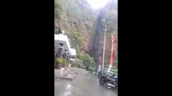 Bikin Kaget, Air Terjun Sedudo Nganjuk Mendadak Berwarna Hitam