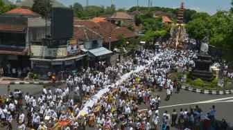 Ribuan warga mengarak peti jenazah berbentuk sapi dalam iring-iringan prosesi kremasi jenazah tokoh Puri (kerajaan) Denpasar Ida Anak Agung Ayu Oka Pemecutan di Denpasar, Bali, Rabu (14/11). [ANTARA FOTO/Nyoman Budhiana]