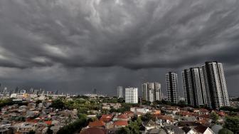 Langit mendung menyelimuti kota Jakarta Selatan, Kamis (15/11). [Suara.com/Muhaimin A Untung] 