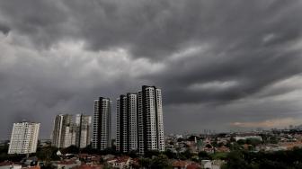 Langit mendung menyelimuti kota Jakarta Selatan, Kamis (15/11). [Suara.com/Muhaimin A Untung] 