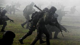 Sejumlah prajurit Korps Marinir melakukan serangan saat demo serangan kilat pada upacara HUT ke-73 Korps Marinir di Bumi Marinir Karangpilang, Surabaya, Jawa Timur, Kamis (15/11). [ANTARA FOTO/Zabur Karuru]