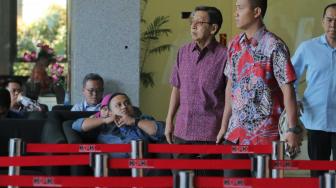 Mantan Wakil Presiden Boediono berjalan meninggalkan gedung KPK seusai diperiksa di Jakarta, Kamis (15/11). (Suara.com/Fakhri Hermansyah)
