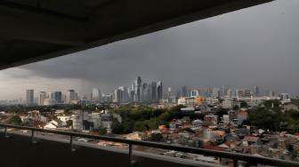 Langit mendung menyelimuti kota Jakarta Selatan, Kamis (15/11). [Suara.com/Muhaimin A Untung] 