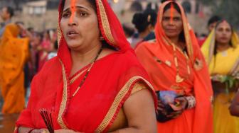 Umat ​​Hindu India berdoa di laut selama festival Chhath Puja di Mumbai, India, Selasa (13/11). [AFP/ PUNIT PARANJPE]