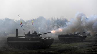 Sejumlah tank melakukan serangan saat demo serangan kilat pada upacara HUT ke-73 Korps Marinir di Bumi Marinir Karangpilang, Surabaya, Jawa Timur, Kamis (15/11). [ANTARA FOTO/Zabur Karuru]