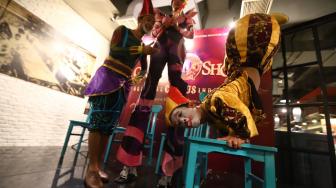 Sejumlah pemain sircus dari Oriental Sircus Indonesia (OCI) hadir dalam launching 'The Great 50 Show' di Gandaria City, Jakarta, Kamis (15/11). [Suara.com/Muhaimin A Untung] 