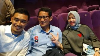 Istirahat Kampanye, Sandiaga Uno Pilih Nonton Film Bareng Istri