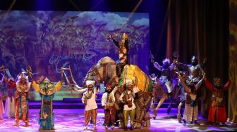 Aktor memainkan salah satu adegan pementasan Mahabharata : Asmara Raja Dewa Sutradara N.Riantiarno, garapan Teater Koma di Graha Bakti Budaya, TIM, Jakarta, Kamis (15/11). [Suara.com/Muhaimin A Untung]