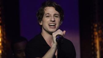 Charlie Puth Bagikan Mirror Selfie Setengah Bugil, Warganet Ramai-ramai Gak Mau Liat Sendirian