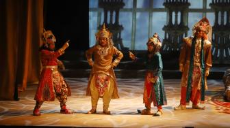 Aktor memainkan salah satu adegan pementasan Mahabharata : Asmara Raja Dewa Sutradara N.Riantiarno, garapan Teater Koma di Graha Bakti Budaya, TIM, Jakarta, Kamis (15/11). [Suara.com/Muhaimin A Untung]