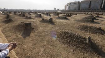 Umat muslim menziarahi makam para sahabat dan syuhada di komplek Makam Baqi, Madinah. [Antara Foto]