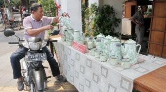 Suasana Cafe Pantjoran Tea House yang memberikan teh gratis di daerah Taman Sari, Jakarta Barat, Sabtu (17/11).  (Suara.com/Fakhri Hermansyah)