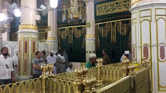 Umat muslim beribadah di areal Raudhah Masjid Nabawi, Madinah. [Antara Foto]