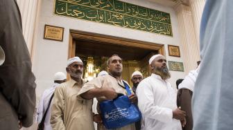 Umat muslim keluar dari pintu Bab al Baqee setelah menziarahi  Makam Nabi Muhammad di Masjid Nabawi, Madinah. [Antara Foto]