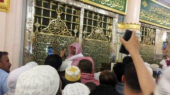 Umat muslim berada di depan cungkup Makam Nabi Muhammad di Masjid Nabawi, Madinah. [Antara Foto]