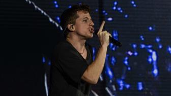 Charlie Puth Umbar Janji Manis di Konser Tadi Malam