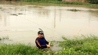 Penyelam Cari Barang Bukti Linggis Pembunuhan Satu keluarga