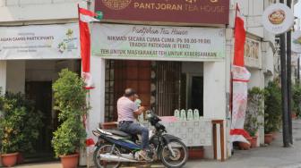 Suasana Cafe Pantjoran Tea House yang memberikan teh gratis di daerah Taman Sari, Jakarta Barat, Sabtu (17/11).  (Suara.com/Fakhri Hermansyah)