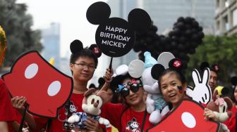 Sejumlah peserta ikuti parade 90 Years Mickey The True Orginal saat Car Free Day di kawasan M.H Thamrin, Jakarta, Minggu (18/11). [Suara.com/Muhaimin A Untung] 