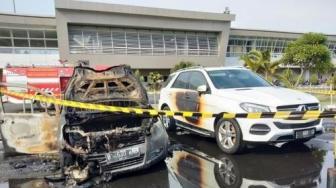 Mobil Suzuki Terbakar di Bandara Juanda, Mercy Mewah Ikut Gosong