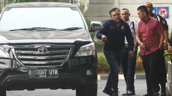 Bupati Pakpak Bharat Remigo Yolando Berutu yang diamankan oleh KPK dalam operasi tangkap tangan (OTT) di Sumatera Utara tiba untuk menjalani pemeriksaan di Gedung KPK, Jakarta, Minggu (18/11). [Suara.com/Muhaimin A Untung]