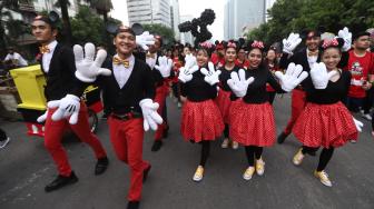 Sejumlah peserta ikuti parade 90 Years Mickey The True Orginal saat Car Free Day di kawasan M.H Thamrin, Jakarta, Minggu (18/11). [Suara.com/Muhaimin A Untung] 