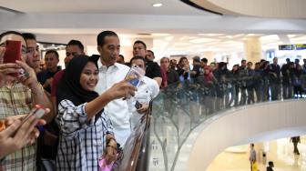 Presiden Joko Widodo berfoto dengan masyarakat saat mengunjungi Mal Tunjungan di Surabaya, Jawa Timur, Minggu (18/11). ANTARA FOTO/Wahyu Putro A