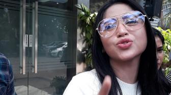 Panas! Dewi Perssik ke Nikita Mirzani: Jadi Perempuan Yang Bener