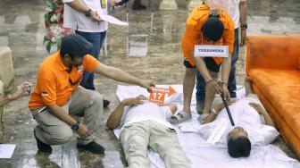 Tersangka HS melakukan reka ulang kejadian saat Prarekonstruksi kasus pembunuhan satu keluarga Diperum Nainggolan alias Gaban di Polda Metro Jaya, Jakarta, Senin (19/11). [Suara.com/Muhaimin A Untung]