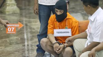 Tersangka HS melakukan reka ulang kejadian saat Prarekonstruksi kasus pembunuhan satu keluarga Diperum Nainggolan alias Gaban di Polda Metro Jaya, Jakarta, Senin (19/11). [Suara.com/Muhaimin A Untung]