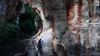 Pekerja menambang batu kapur untuk dijadikan batu bata bahan bangunan di Tambang Batu Kapur Arosbaya, Bangkalan, Jawa Timur, Senin (19/11). [ANTARA FOTO/Zabur Karuru]