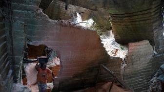 Pekerja menambang batu kapur untuk dijadikan batu bata bahan bangunan di Tambang Batu Kapur Arosbaya, Bangkalan, Jawa Timur, Senin (19/11). [ANTARA FOTO/Zabur Karuru]