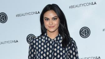 Keren, Camila Mendes Meratakan Make Up Pakai Pancake